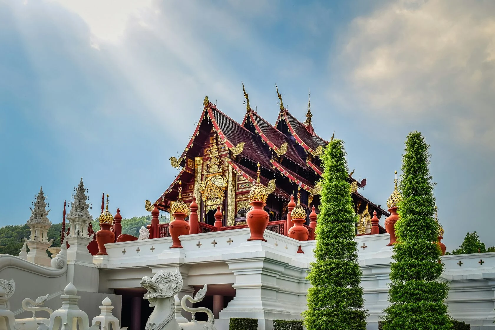 niw-1 Shangri-La Outside View from the Pool