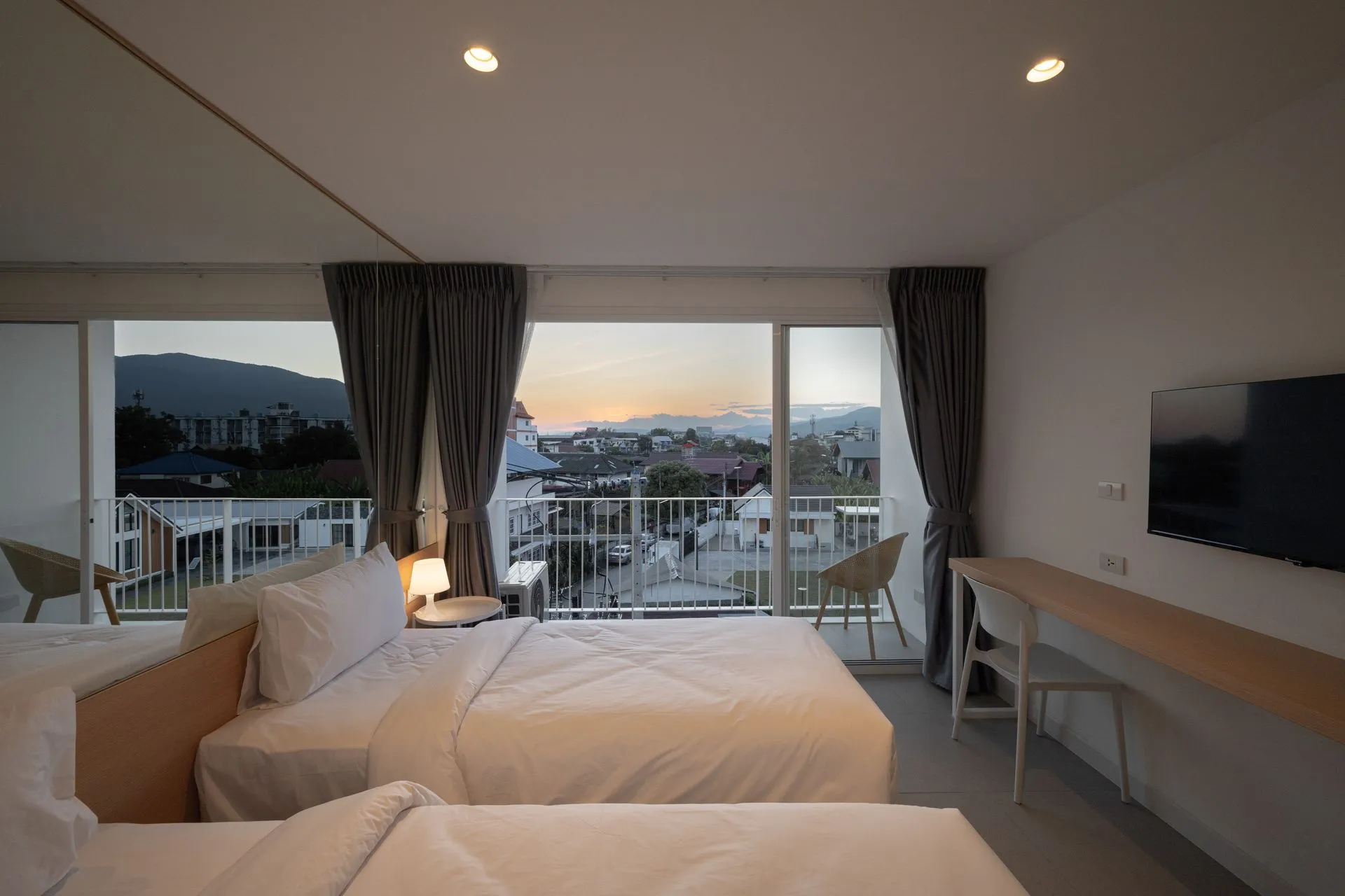 LIS Hotel Twin Bed with a View